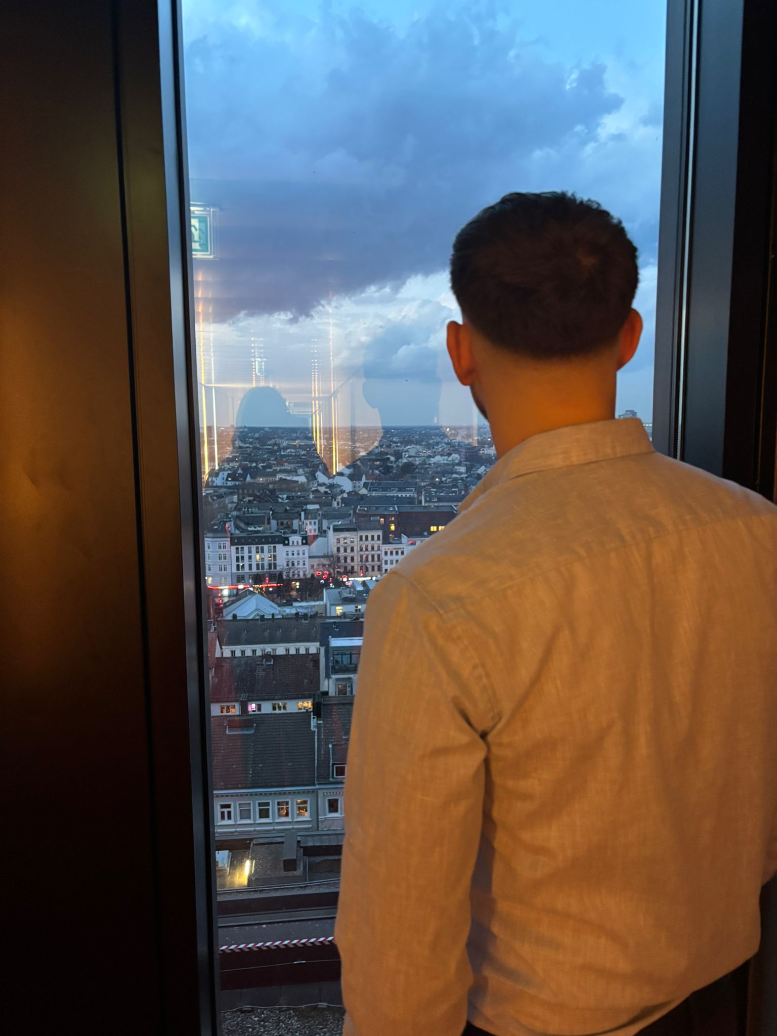 Peer blickt über die Stadt bei Dämmerung